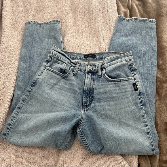 Silver Frisco straight minimal distressed light wash jeans - Picture 6 of 9